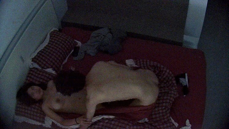 9-17最新流出酒店偷拍年轻情侣小伙早上睡醒和女友干一炮才去上班 配图2