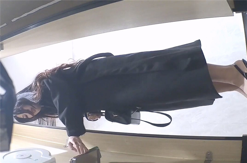 禁忌偷窥福利！商场女厕全景偷拍多位美女嘘嘘各种极品小黑鲍鱼高清诱惑展示 配图9