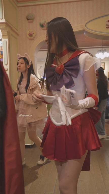 推荐【抄底美少女战士Coser】极品大长腿，裙子这么短不就是让人看吗，腿玩年，好 配图3