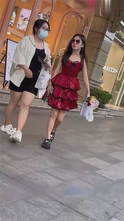 ❣️爆推❣️【商场真空捡漏】绝美小嫩妹红裙下不穿内裤竟是一线天，苗条娇躯让人想把脸埋进屁穴狂吸猛舔！ - 老宋论坛-老宋论坛