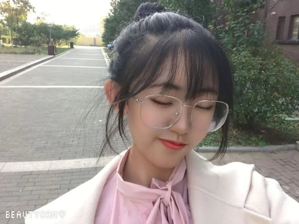 ⭐⭐【绝密泄露】辽宁眼镜妹情侣极致反差！淫荡火辣身材爆表，圆润翘臀被粗鸡巴狠狠贯 配图2