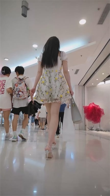 推荐【步行街抄底】泡泡群小靓女，高跟短裙，屁股紧实饱满，想把脸埋进去猛吸1V愃 配图5