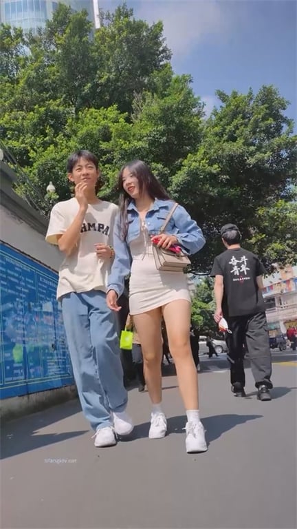 推荐【商场抄底】包臀裙脏内裤，味足，都是颜值靓女，龟男牵着逛街，狼友们欣赏骚逼内 配图10