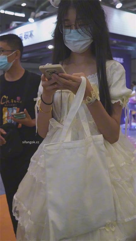 爆推【商场偷窥】极品小嫩妹，大长腿翘臀，泡泡裙下白内超骚，黑穴长毛遮不住，1V1 配图5