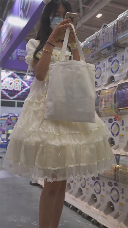 爆推【商场偷窥】极品小嫩妹，大长腿翘臀，泡泡裙下白内超骚，黑穴长毛遮不住，1V1 配图3