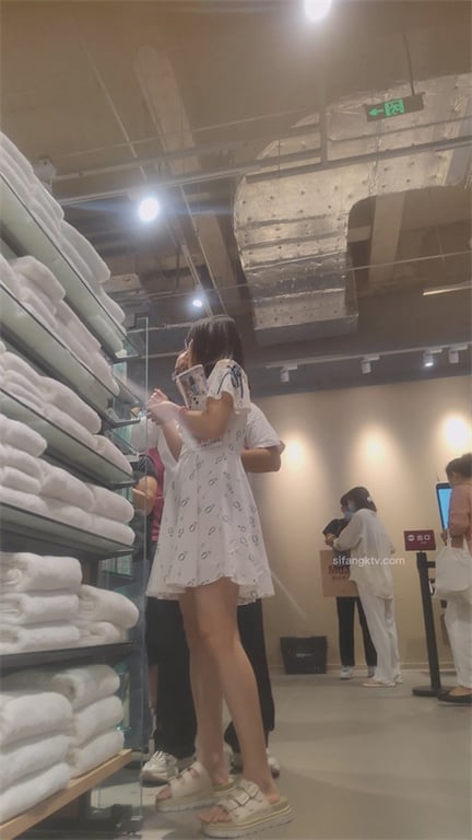 💥爆推💥商场潜规则【无内白虎反差眼镜婊】10个眼镜9个浪，清纯皮下极致骚，玉足特写高潮，龟奴老公眼睁睁看却不敢拦1V1 - 老宋论坛-老宋论坛
