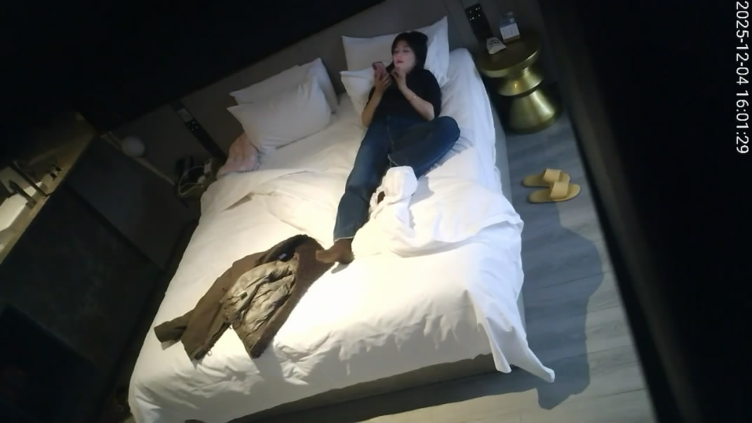 【流出】精品酒店高清偷拍！冷艳性感熟少妇换上各种骚情趣内衣，灯火通明等情夫上门激情偷情大战 - 老宋论坛-老宋论坛