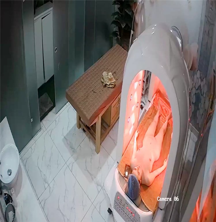 高档医美中心监控破解两位美女职员服务身材不错的少妇光溜溜的做光子嫩肤 配图6