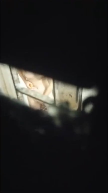城中村偷窥狂热现场！对面打工妹浴室全裸洗澡刷牙，身材火辣自嗅胸罩香气引爆欲望 配图3
