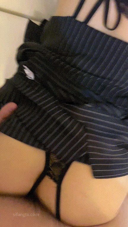 【极致泄密】00后无毛清纯学妹被调教狂喷，绝色颜值清纯野性爆棚，粉嫩小穴大开特写 配图5