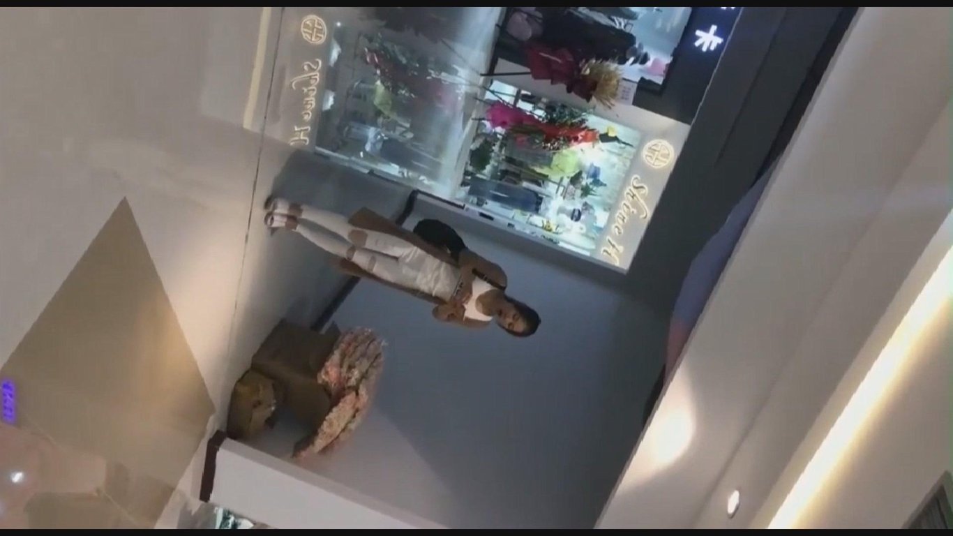 车先生商场偷窥白裤少妇女厕尿尿，近距离细数诱人白色逼毛全过程 配图1