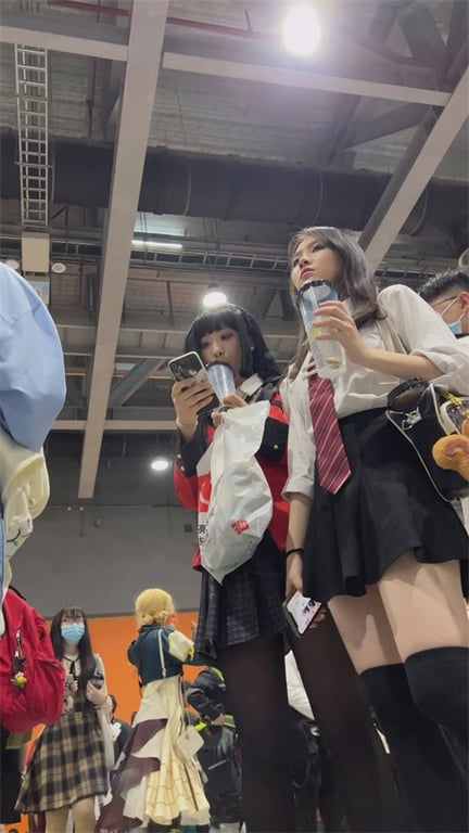 推荐【展会抄底】好漂亮的嫩妹,这黑丝大长腿爱了爱了,好想顶着屁股来一发1V 配图2
