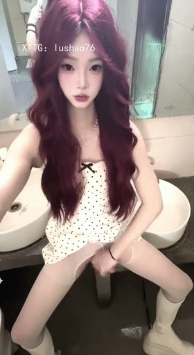 大屌萌妹TS十七，户外公厕露出打飞机，大爷愣是不敢过来，好希望他能帮我导出来 配图7