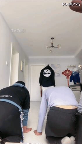 ㊙【SM调教】【罗宾女王】暴力管教傻逼靴生狗/带素人闺蜜凶残改造俩狗逼2V 配图2