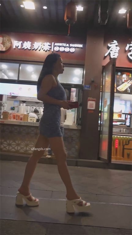 极致诱惑【街头抄底】清纯美少女下体发痒狂抠大腿根，少妇后妈裙下内裤紧夹骚逼欲火难 配图9