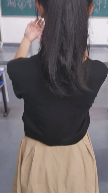 爆火推荐大学生硬核抄底大师：图书馆偷袭学妹，饱满蜜穴紧致翘臀，沉浸式裙底探秘13 配图13