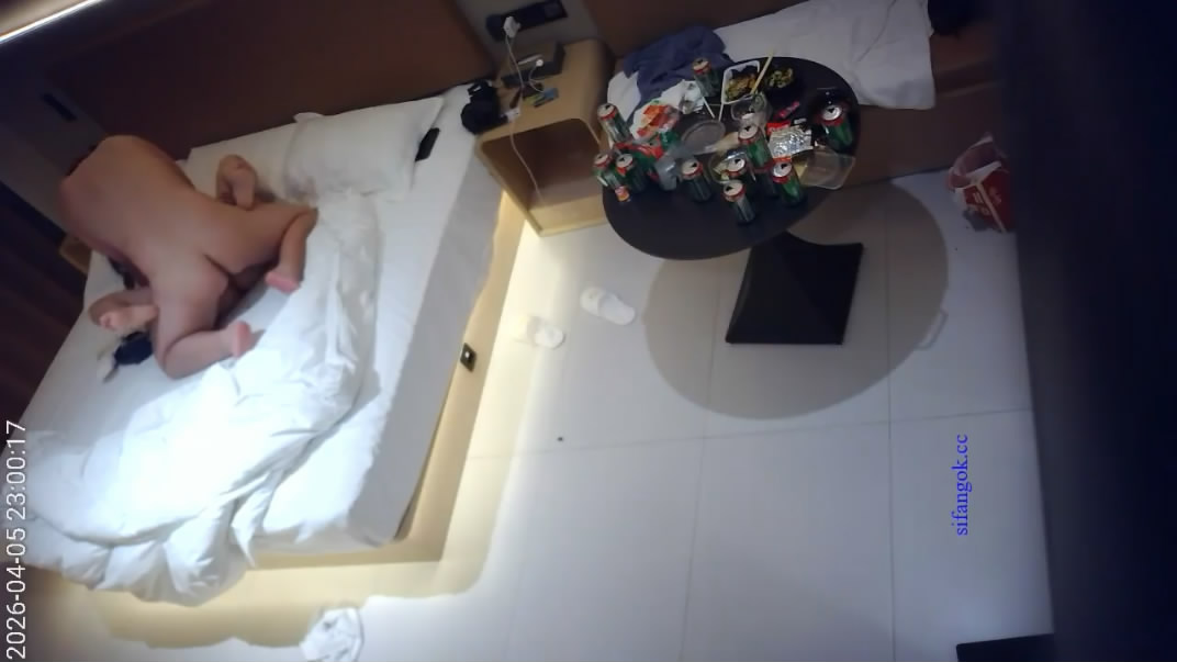 4-5流出天眼酒店偷拍少妇被眼镜渣男骗到酒店一顿啤酒喝完趁她睡觉拿下内射 配图7