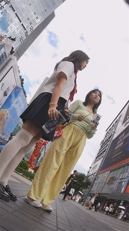 ❣️爆推❣️【步行街暗拍】JK嫩妹逛街竟穿情趣丝袜，白内若隐若现，闺蜜瞬间沦为陪衬！1V1刺激-老宋论坛
