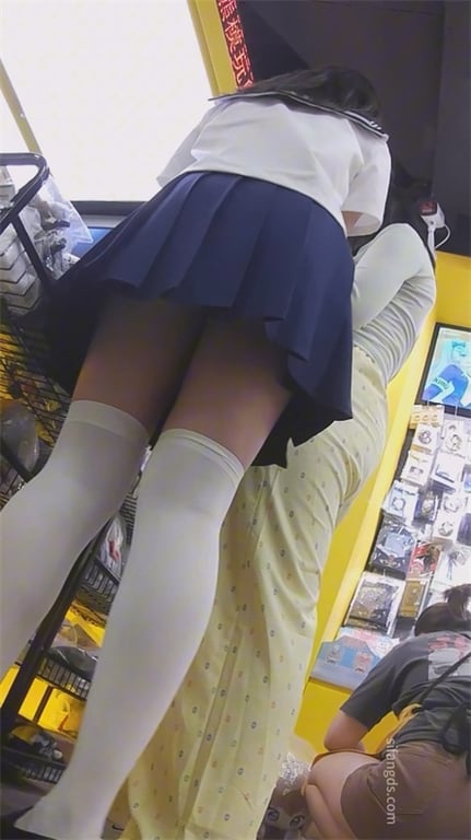 爆推【步行街暗拍】JK嫩妹逛街竟穿情趣丝袜，白内若隐若现，闺蜜瞬间沦为陪衬！1V 配图3