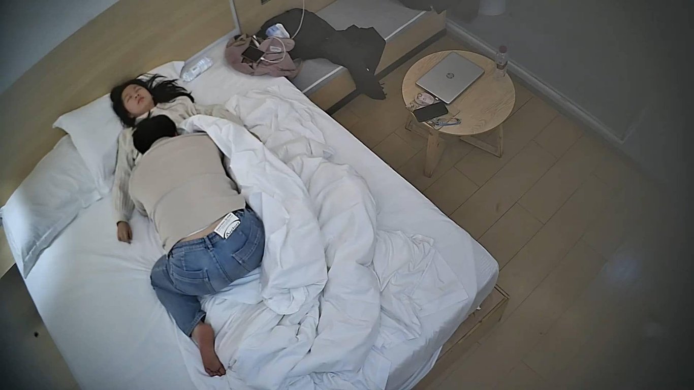 酒店偷拍激情流出❤️勤快男友把甜美女友内裤温柔扒开狂干数次，事后细心穿回超暖心！-老宋论坛