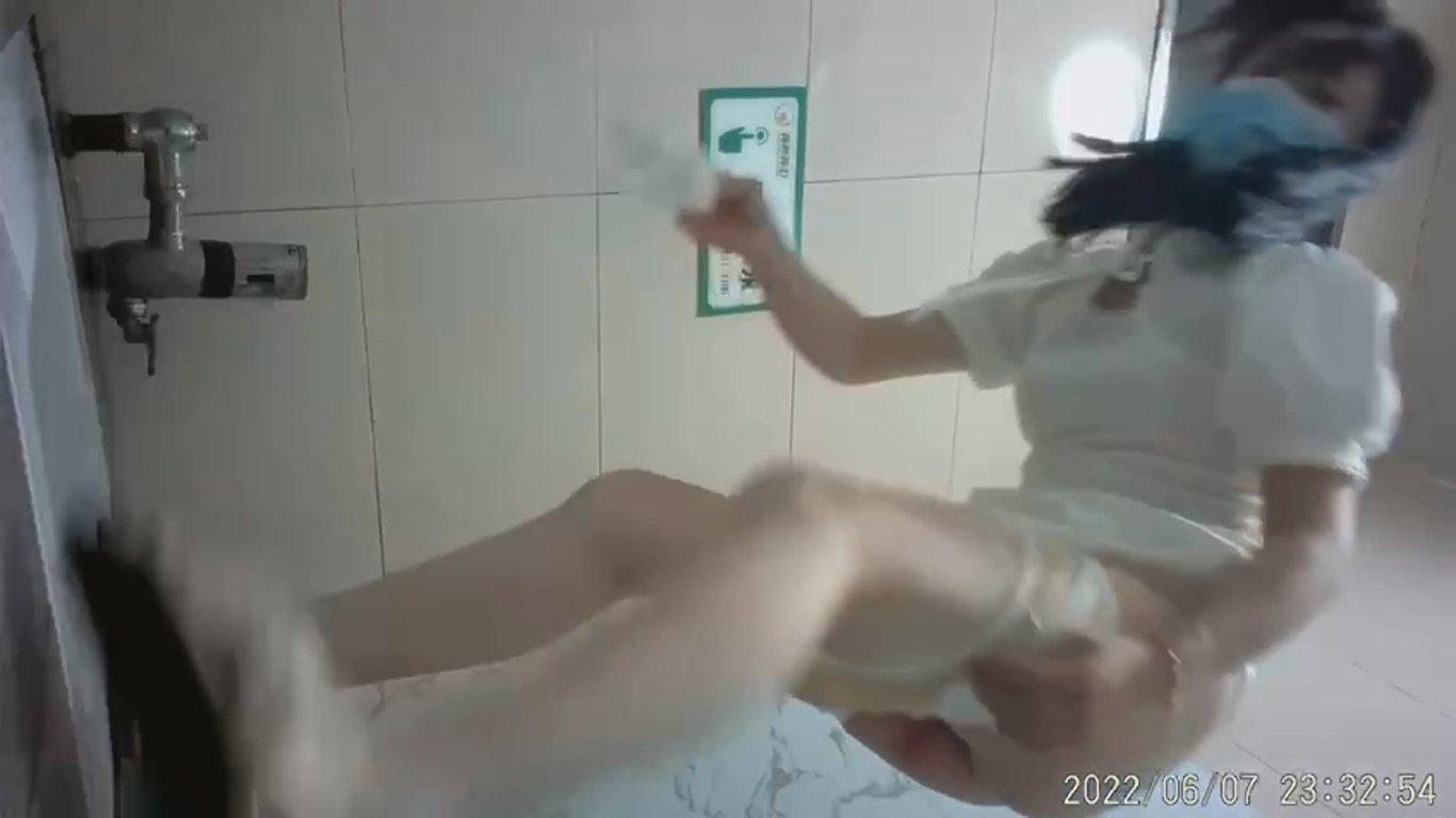 高校美女云集女厕偷拍极致诱惑珍珠鞋学妹掰穴尿尿全景高清12V原版无水印 配图18