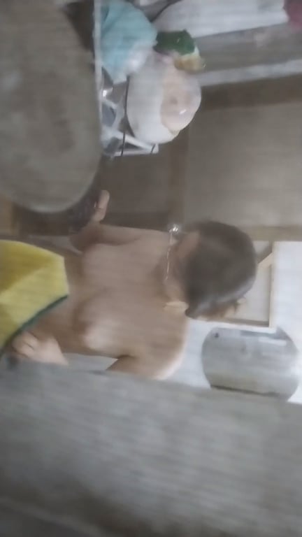 昨夜冒死偷窥！房东刚放假的清纯大学生女儿浴室洗澡看片，水声娇喘全被我听清 配图2