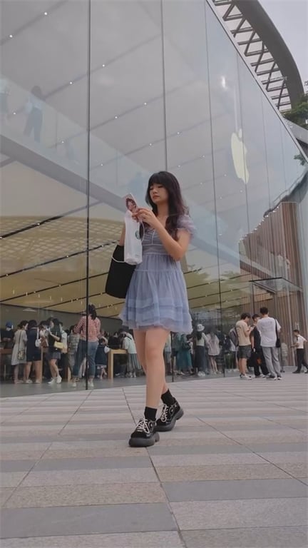爆款推荐【商场极致抄底】颜值爆表靓妹齐聚，包臀裙勾人欲火难挡，龟男陪购也疯狂抢购 配图10