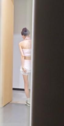 八月私房新流！70元超值【主播厕拍】清纯短裙露脐美女斯文外表下狂拉巨便，前景偷窥 配图2
