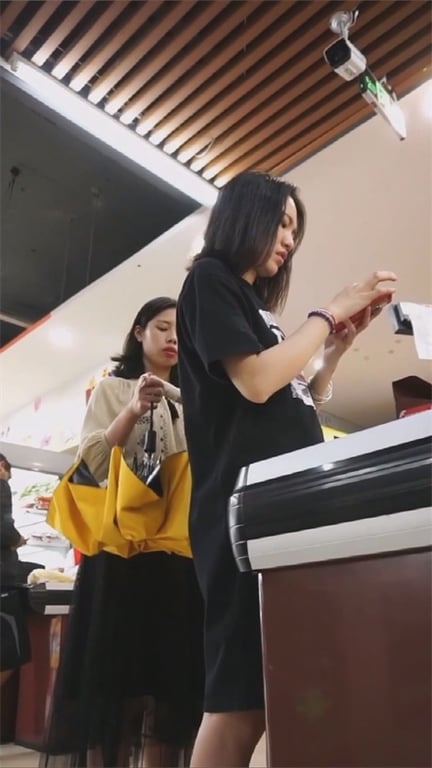 ❣️爆款推荐❣️【超市真空抄底】极品骚少妇短裙下丁字裤若隐若现，猛一看竟像全裸，超刺激1V！ - 老宋论坛-老宋论坛