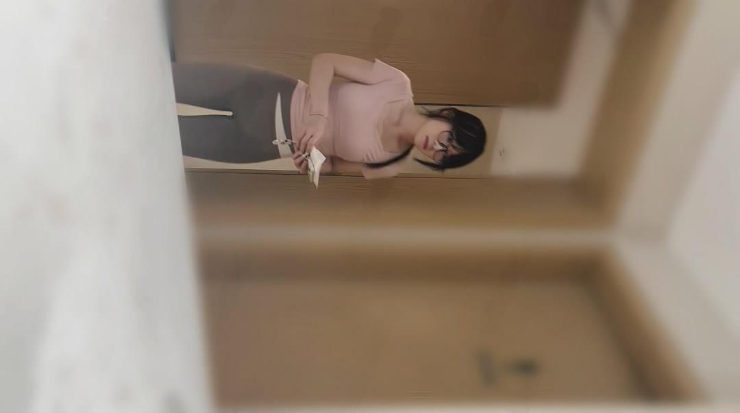 12月重磅泄露！健身房眼镜美少女瑜伽紧身裤下浓密粗黑毛 厕拍大神极限诱惑单部限售 配图3