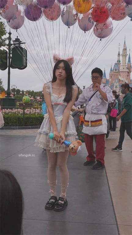 推荐【游乐园抄底】颜值嫩妹，好身材大长腿，白丝白内确实可以，年轻就是骚1V愃 配图3