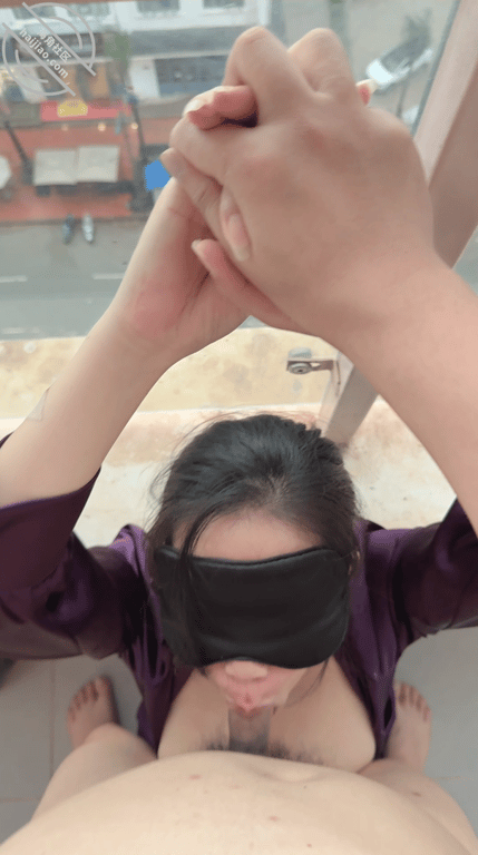 好羞耻,跪在阳台上被后入爆操,到最后被玩到腿都抬不起来 配图5