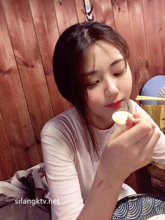 【IOS高清露脸私密泄露】丰满性感女大学生跪地激情自拍，抱脚献穴送到男友面前，真 配图7
