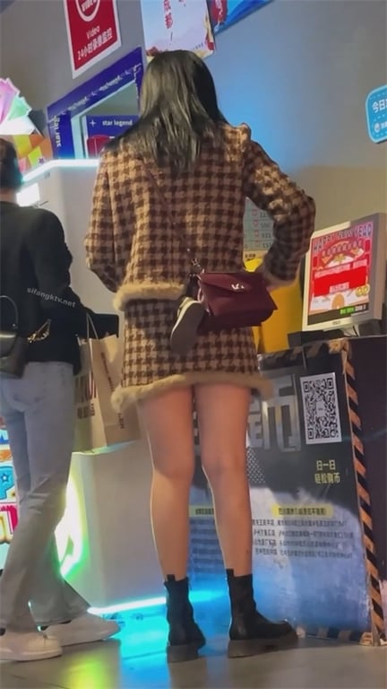❣️爆推❣️【商场真空抄底】电玩靓女疑似无内直出，包臀裙下春光狂泄，龟男带小女友买妆却被搭讪成功拿下！ - 老宋论坛-老宋论坛