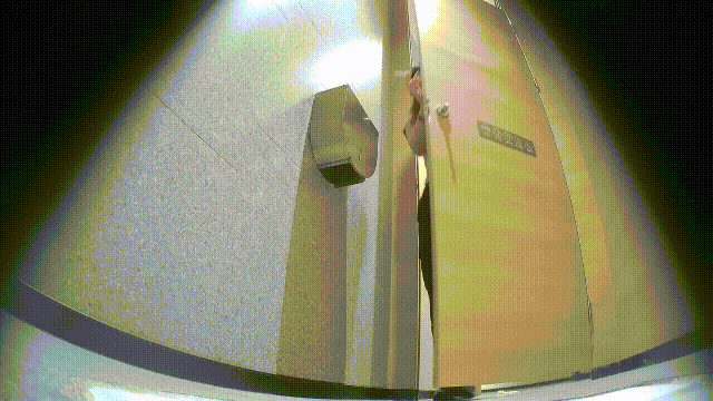 快餐店女厕真实偷拍，络绎不绝小姐姐来方便，脸穴同步，小美眉牛X，不拿纸用手擦逼 配图13