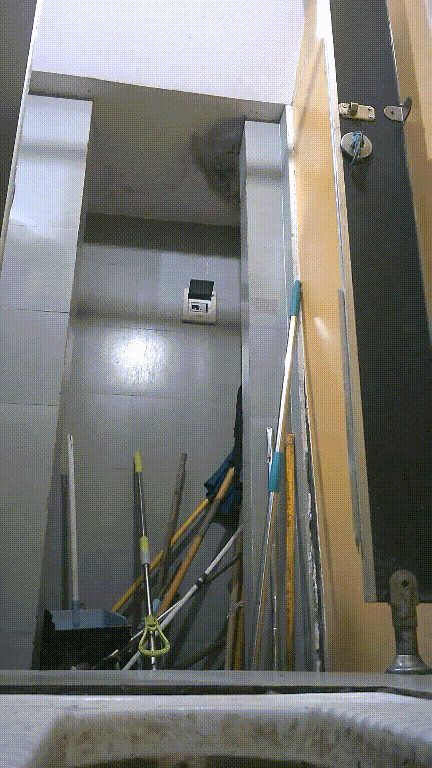 大学校园女厕固定机位真实偷拍，课间络绎不绝的小姐姐方便，同步露脸 配图15