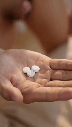 【AI自制小短剧】《无能的丈夫》丈夫本想好好奖励一下妻子，谁知道做完爱妻子一个人 配图3
