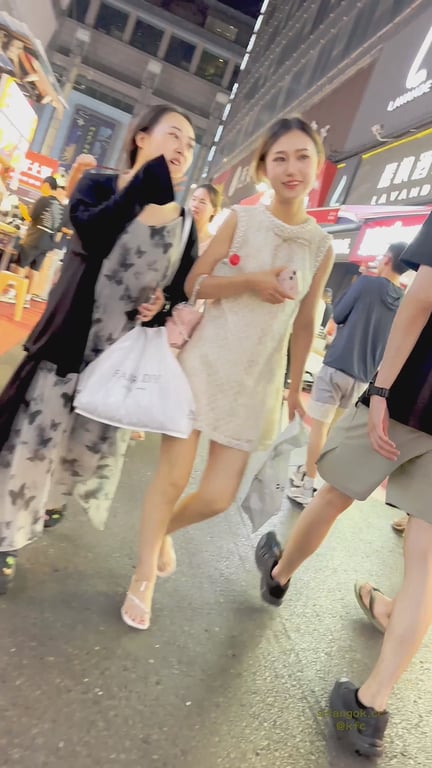 【KFC】极品少妇街头诱惑：牛仔长裙下紫色骚窄内若隐若现！可爱闺蜜白裙无痕内前后 配图4