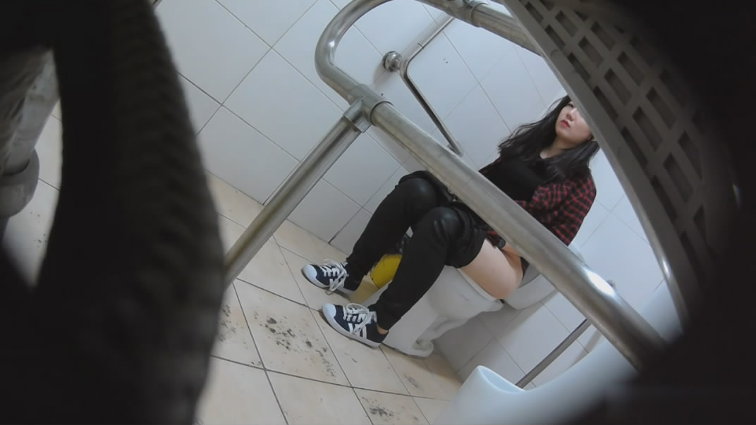 酒吧女厕隐藏偷拍❤️闺蜜们一起尿尿八卦心仪帅哥，抽烟姿势超屌的性感尤物-老宋论坛