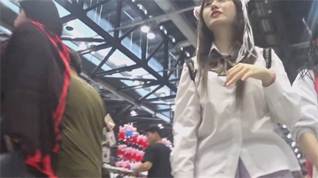 ❣️展会极致诱惑！包臀超短裙黑内裤完美勾勒翘臀，大长腿水手服靓妹裙底疑似真空，骚浪身材直接爆表！ - 老宋论坛-老宋论坛