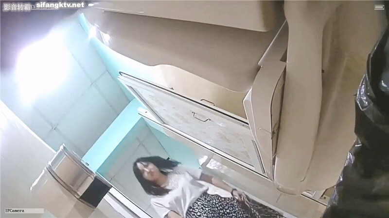 服装商场女厕固定摄像头偷拍多位漂亮的少妇肥美的鲍鱼完美展示 配图14