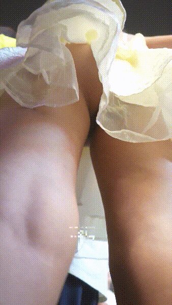 街头尾随偷窥吊带裙真空美女近距离直击一线粉嫩极品鲍鱼超诱人 配图12