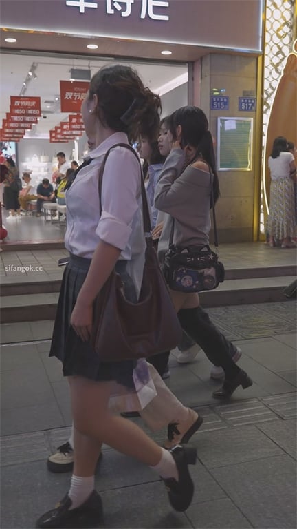 ❣️推荐❣️【步行街抄底】清纯JK靓女，好身材大长腿，透气白内裤太骚，想怼脸闻闻味1V愃 - 老宋论坛-老宋论坛