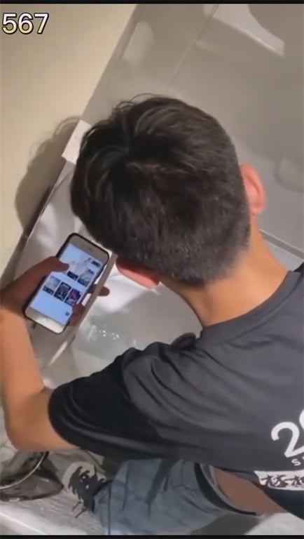 推荐厕所偷拍【大学男生放尿撸管】厕所看片撸管射了好多，竟然还有包茎翻不出来，G8 配图13