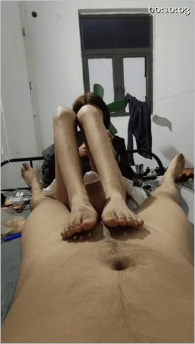 ㊙【SM调教】【鞋跟踩蛋】飞鱼鞋跟插马眼/琦琦踢裆拳击蛋蛋/阿静琦琦双人骑脖子踢 配图2