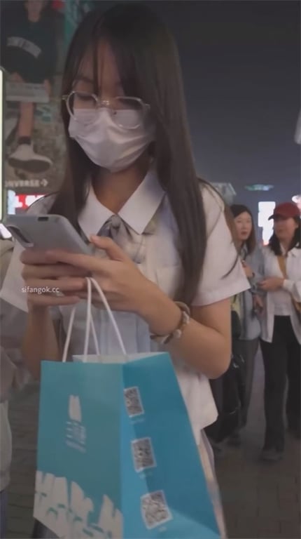 推荐【步行街抄底】萝莉装颜值靓女，白丝配搭，JK妹的白内裤更骚，好饱满的阴户1V 配图8