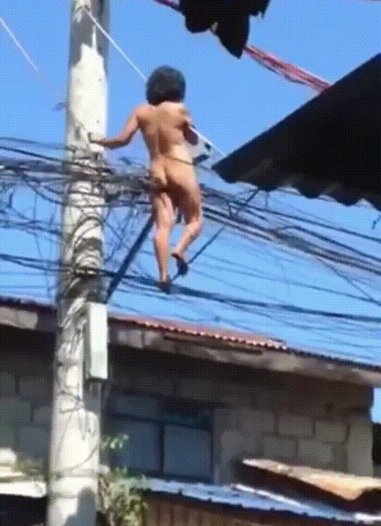 印度女子全裸触电喝恒河水后自称刀枪不入烈焰战神，引发惊叹：谁能抗拒这超自然的力量 配图3