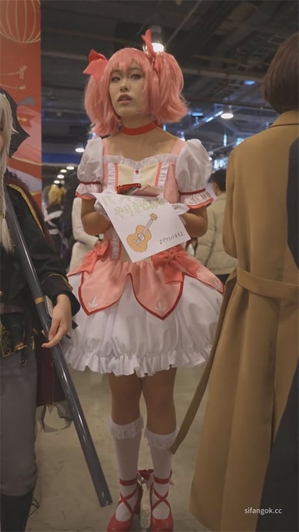 展会抄底｜这大高个是男娘还是真妹子？粉内裤一路勒进股沟，老哥蹲下看了半天：没掏把 配图4