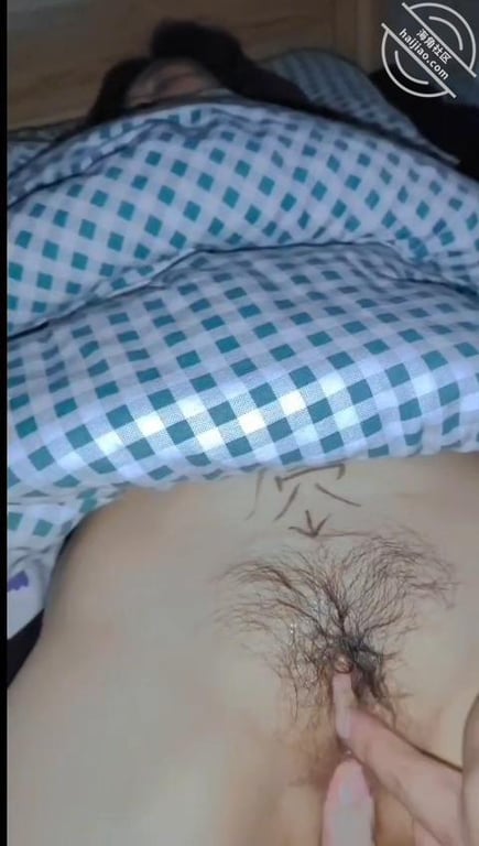 金币！当初趁妈妈昏睡，变态的我在妈妈逼上面写了个“屄”并用脚趾头插妈妈穴-老宋论坛