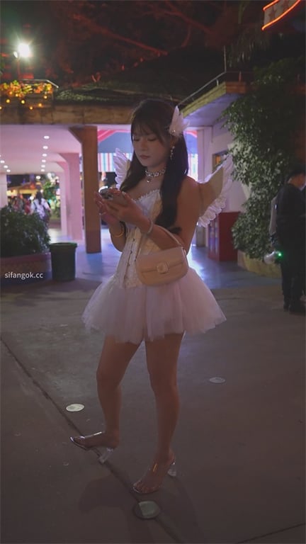 ❣️爆推❣️【游乐场抄底】绝色COS天使街头狂飙！大长腿透明骚内裤湿透，等下开房被龟男操到腿软高潮1V1💦-老宋论坛